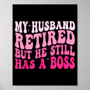 Poster Mon mari est à la retraite mais il dirige toujours