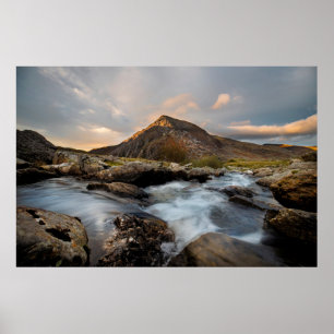 Poster MONTAGNE Brown PRÈS DU CORPS D'EAU SOUS LE CIEL NU