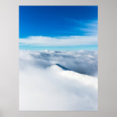 Poster Montagne d'hiver enneigée dans les nuages (Devant)