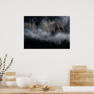 Poster Montagnes avec brouillard à travers la forêt d'épi