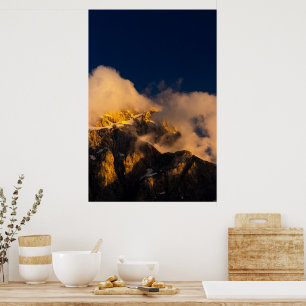 Poster Montagnes éclairées par le soleil couvertes de nua