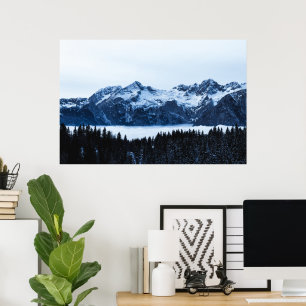 Poster Montagnes, forêt d'épicéas et nuages