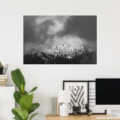 Poster Montagnes noires et blanches dans les nuages (Bureau à domicile)