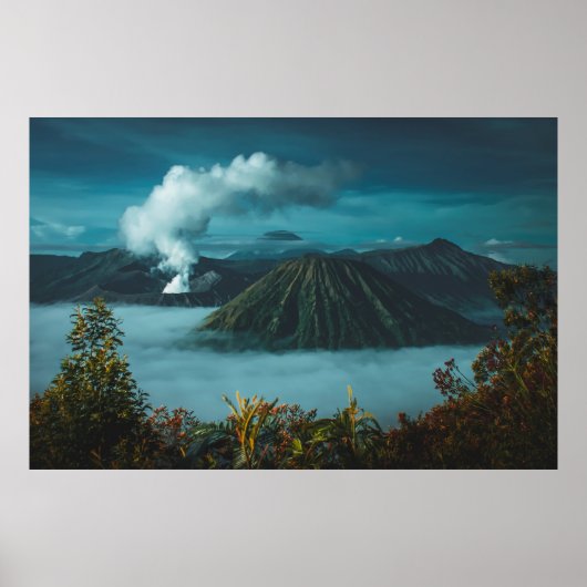 POSTER MONTAGNES VERTES ENTOURÉES DE NUAGES BLANCS (Devant)