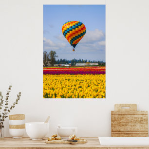 Poster Montgolfière au-dessus d'un champ de tulipes à Por