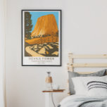 Poster Monument national de la tour Devils Wyoming Vintag<br><div class="desc">Devils Tower National Monument conception vectorielle. Il s'agit d'une butte composée de roches ignées dans le quartier des Rangers de Bear Lodge de Black Hills.</div>