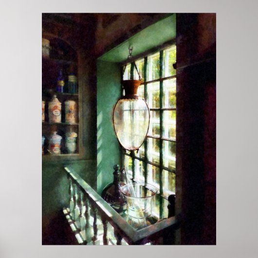 Poster Mortier en verre et pilon sur le rebord de fenêtre (Devant)