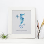 Poster Motivationnel de l'aquarelle tropicale<br><div class="desc">Une affiche inspirante de style côtier pour les chambres, le bureau à domicile et les espaces de vie dans votre maison de plage. Cette impression présente mon hippocampe à l'aquarelle peinte à la main et l'étoile de mer dans les teintes bleues avec ma citation "N'ayez pas peur de plonger profondément"...</div>