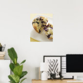 Poster Muffin bleuté ouvert sur une assiette blanche (Bureau à domicile)