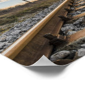 Poster Musicien solitaire marchant sur les rails (Coin)