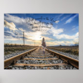 Poster Musicien solitaire marchant sur les rails (Devant)