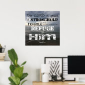 Poster Nahum 1:7 Pierres en difficulté Refuge en lui (Bureau à domicile)