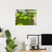 Poster Nappes d'eau violette sur l'étang vert (Bureau à domicile)