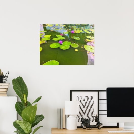 Poster Nappes d'eau violette sur l'étang vert (Bureau à domicile)