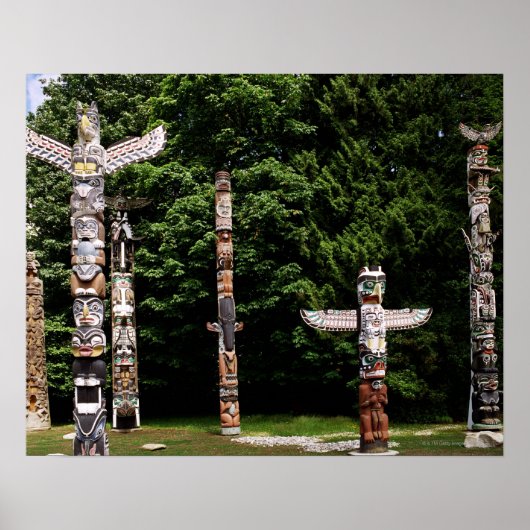 Poster Native American totem poles, Vancouver, British (Devant)