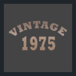 Poster né en 1975 anniversaire vintage<br><div class="desc">Vous pouvez ajouter un peu d'originalité à votre garde-robe avec ce design graphique d'anniversaire original et moderne avec des lettres de police typographiques impressionnantes, c'est une excellente idée cadeau pour les hommes, les femmes, mari, femme petite amie, et un petit ami qui aimeront cette oeuvre unique. Le meilleur cadeau de...</div>