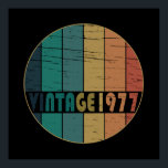 Poster né en 1977 anniversaire vintage<br><div class="desc">Vous pouvez ajouter un peu d'originalité à votre garde-robe avec cette édition limitée et élégante coucher de soleil vintage rétro design d'anniversaire avec une police typographique impressionnante lettrage, c'est une excellente idée cadeau pour hommes, femmes, mari, femme petite amie, et un petit ami qui aimeront cette oeuvre d'art unique. Le...</div>