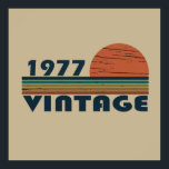 Poster né en 1977 anniversaire vintage<br><div class="desc">Vous pouvez ajouter un peu d'originalité à votre garde-robe avec cette édition limitée et élégante coucher de soleil vintage rétro design d'anniversaire avec une police typographique impressionnante lettrage, c'est une excellente idée cadeau pour hommes, femmes, mari, femme petite amie, et un petit ami qui aimeront cette oeuvre d'art unique. Le...</div>
