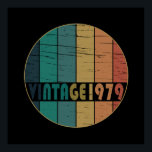 Poster Né en 1979 anniversaire vintage<br><div class="desc">Vous pouvez ajouter un peu d'originalité à votre garde-robe avec ce coucher de soleil vintage original de 1979 design d'anniversaire rétrospectif avec des couleurs et des caractères typographiques, est une excellente idée cadeau pour les hommes, les femmes, mari, femme petite amie, et un petit ami qui aimeront cette oeuvre d'art...</div>