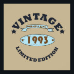 Poster né en 1993 anniversaire vintage<br><div class="desc">Vous pouvez ajouter un peu d'originalité à votre garde-robe avec cette édition limitée originale 1993 vintage rustique vieux design d'anniversaire rétro avec une police de typographie impressionnante, est une excellente idée cadeau pour les hommes, les femmes, mari, femme petite amie, et un petit ami qui aimeront cette oeuvre d'art unique....</div>