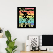Poster Ne Sous-Estimez Jamais Un Vieux Homme Sur Un Vélo (Bureau à domicile)