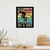 Poster Ne Sous-Estimez Jamais Un Vieux Homme Sur Un Vélo (Cuisine)