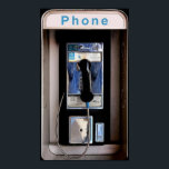 Poster New York Public Pay Phone, Retro Phone Booth<br><div class="desc">Cette oeuvre capture un aperçu nostalgique d'un téléphone payant de New York City. Le design, avec ses caractéristiques distinctes, évoque un sens de l'histoire de la ville et de l'époque où ces téléphones étaient un point de vue commun sur ses trottoirs. C'est un rappel d'un temps avant l'utilisation généralisée du...</div>