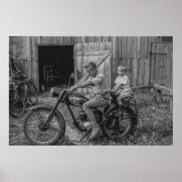 Noir et blanc Vintage 2 Garçons sur une moto