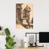 Poster Notre Dame Gargoyle manger un snack (Bureau à domicile)