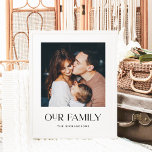 Poster Notre famille | Texte et photo modernes en noir et<br><div class="desc">Cette affiche moderne et élégante présente votre photo personnelle préférée,  ainsi que les mots "notre famille" dans une typographie unique et élégante. Il y a également un endroit pour ajouter votre nom de famille. Un look minimaliste noir et blanc qui s'harmonise à n'importe quel style.</div>