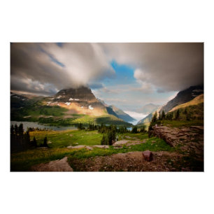 Poster Nuages balayant par des montagnes