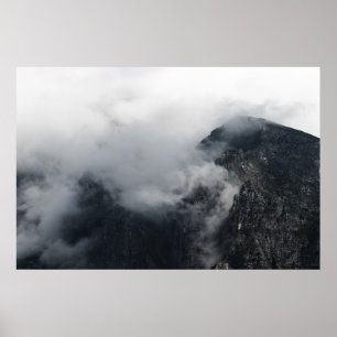 Poster Nuages blancs sur les montagnes rocheuses sombres