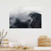 Poster Nuages blancs sur les sombres montagnes rocheuses (Cuisine)