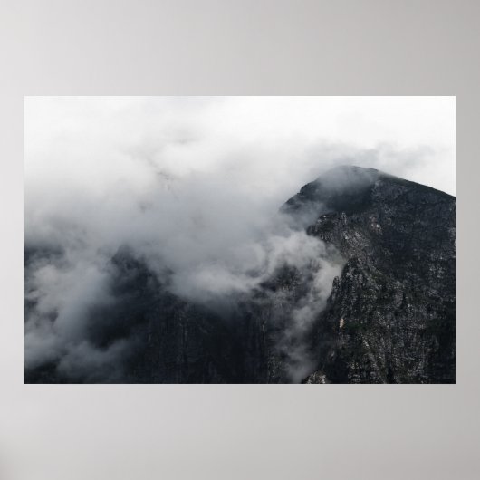 Poster Nuages blancs sur les sombres montagnes rocheuses (Devant)