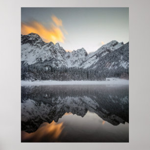 Poster Nuages couchés de soleil sur les montagnes au lac