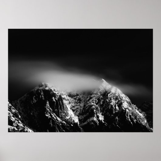 Poster Nuages en pose longue noir et blanc au-dessus d'un (Devant)