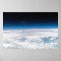 Nuages et lune faible