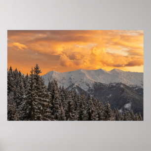 Poster Nuages orange au-dessus des montagnes et de la for