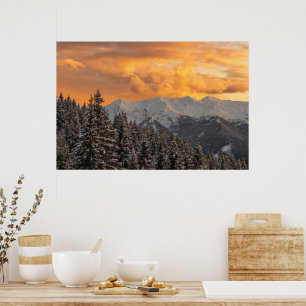 Poster Nuages orange au-dessus des montagnes et de la for