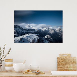 Poster Nuages roulant au-dessus des montagnes enneigées