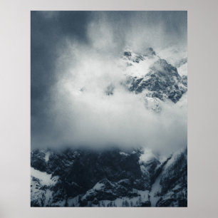 Poster Obscurité et mystérieux nuages au-dessus de la mon