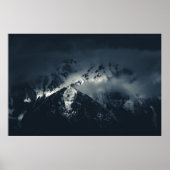 Poster Obscurité et nuages sur les montagnes (Devant)