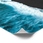 Poster Ocean Waves sur la plage de sable noir (Coin)