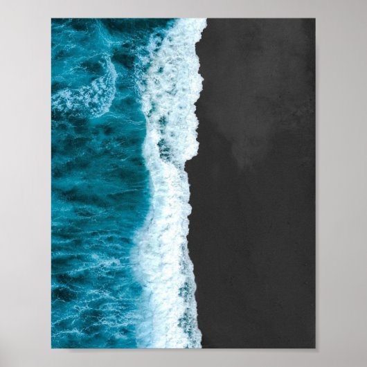Poster Ocean Waves sur la plage de sable noir (Devant)