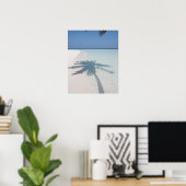 Poster Ombre d'un palmier sur une plage d'île déserte (Bureau à domicile)