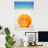 Poster Orange Scallop Shell Standing Upright In Sand (Bureau à domicile)
