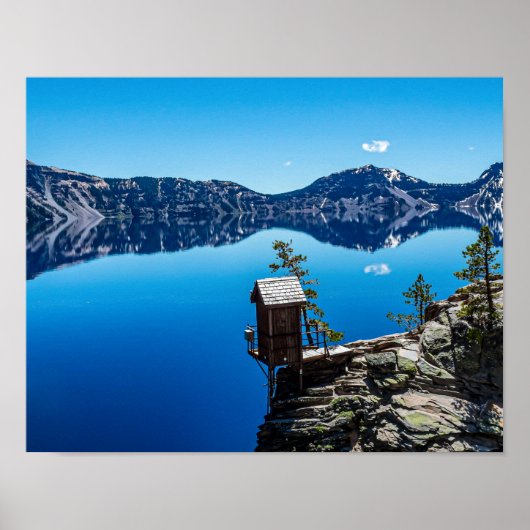 Poster Outhouse sur la falaise // Crater Lake (Devant)