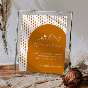 Poster Panneau de mariage réchauffant des anneaux en terr