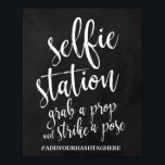 Poster Panneau Mariage Selfie Station Chalkboard 8x10<br><div class="desc">Un élégant panneau de mariage de pointe, comprend le texte "selfie station, attraper un accessoire et frapper une pose" dans une police de script extraverti, la texture de brosse ajoute une sensation spontanée et ludique. La couleur arrière - plan peut être personnalisée selon vos besoins et préférences, s'il vous plaît...</div>