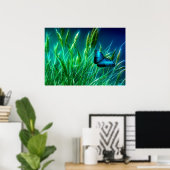 Poster Papillon bleu Morpho sur herbe verte (Bureau à domicile)